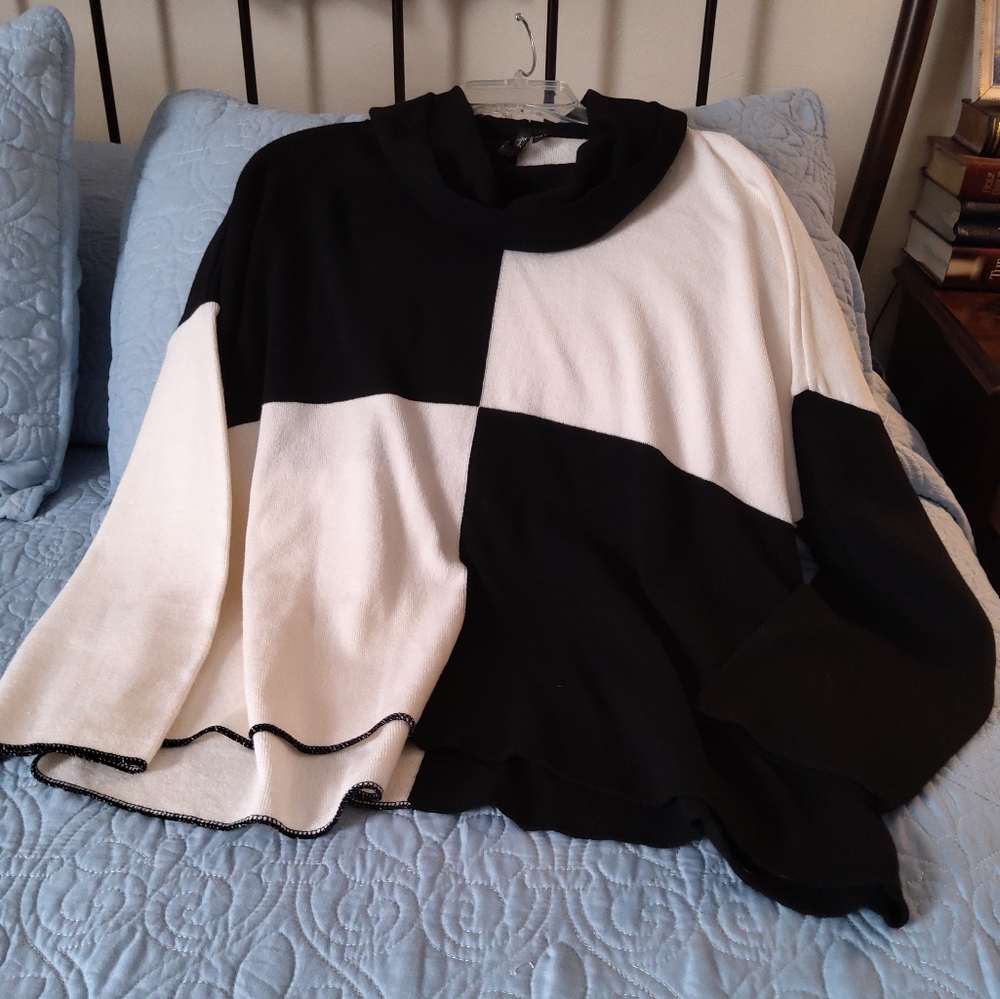 RONI RABL B & W long sleeved sweater